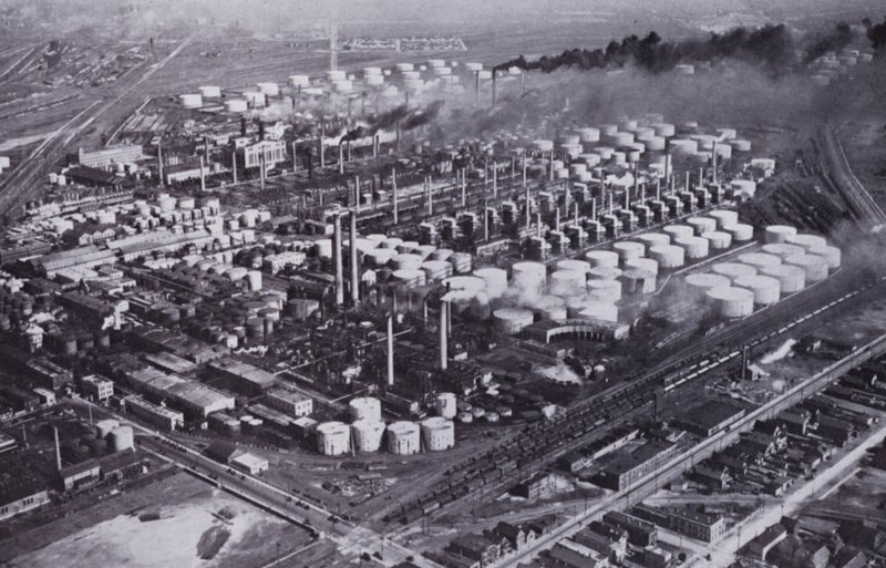 Chicago: Uma Refinaria de Petróleo Vizinha do Ar (foto a p/b) de American Photographer (after)