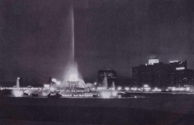 Chicago: Buckingham Fountain, Iluminação Noturna (foto a p/b) de American Photographer (after)