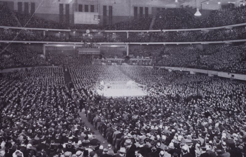 Chicago: Interior do Estádio de Chicago durante uma Exposição de Boxe (foto a p/b) de American Photographer (after)
