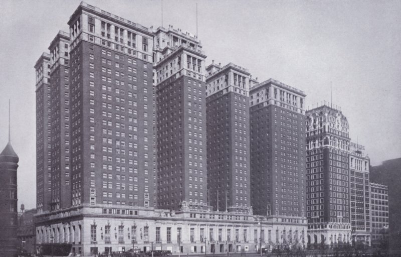 Chicago: O Hotel Stevens, com Blackstone Hotel à direita (foto a p/b) de American Photographer (after)