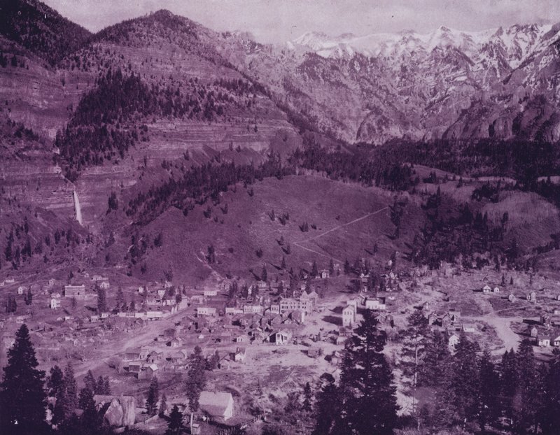 Cidade de Ouray, e Ouray Mountains, Colorado (foto a p/b) de American Photographer (after)