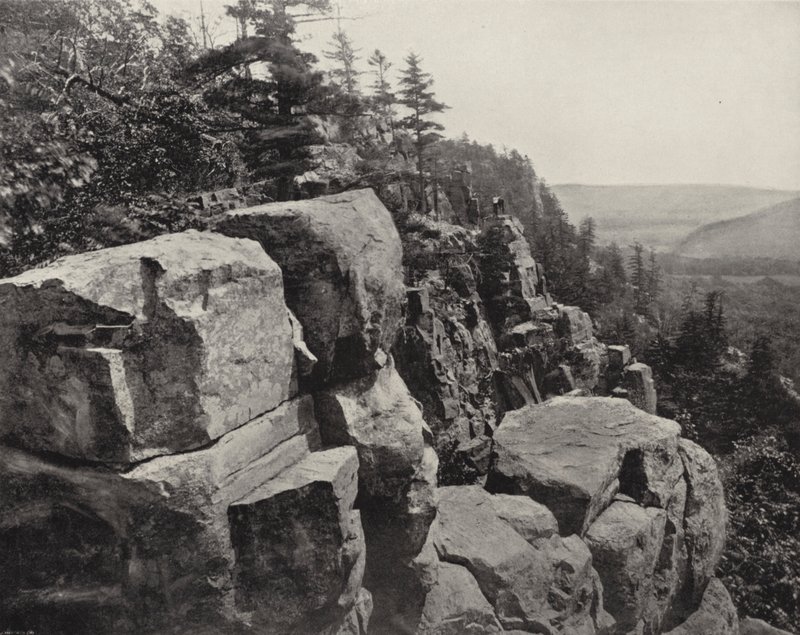 Penhascos perto do Lago do Diabo, Wisconsin (foto a p/b) de American Photographer (after)