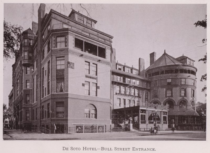 De Soto Hotel, Bull Street Entrance (foto a p/b) de American Photographer (after)