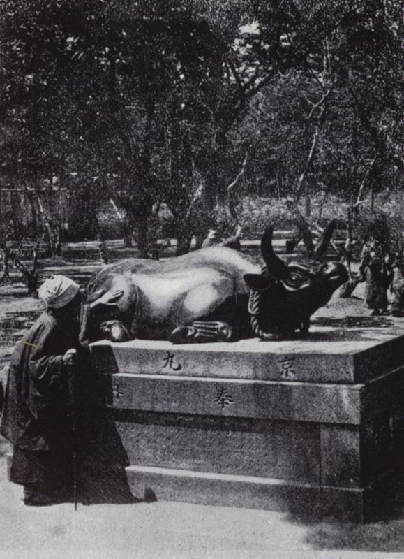 Mulher devota acariciando um touro de bronze (foto a p/b) de American Photographer (after)