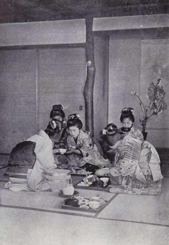 Geishas ao jantar em uma casa de chá (foto a p/b) de American Photographer (after)