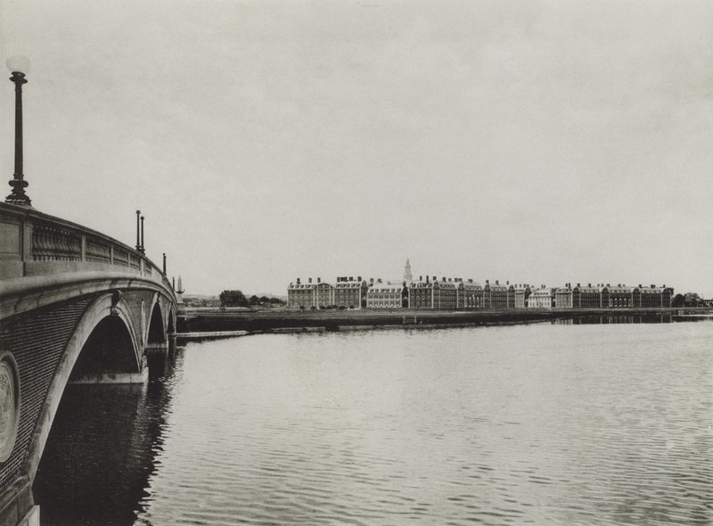 Universidade de Harvard: John Weeks Bridge e Graduate School of Business Administration (foto a p/b) de American Photographer (after)