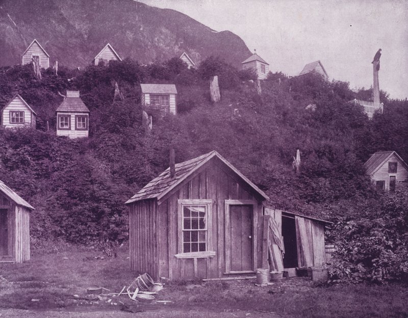 Casas funerárias indígenas perto da cidade de Juneau, Alasca (foto a p/b) de American Photographer (after)