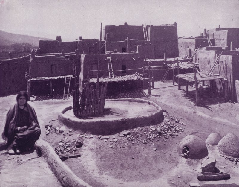 Quadra interna de uma cidade de Pueblo, Arizona (foto a p/b) de American Photographer (after)