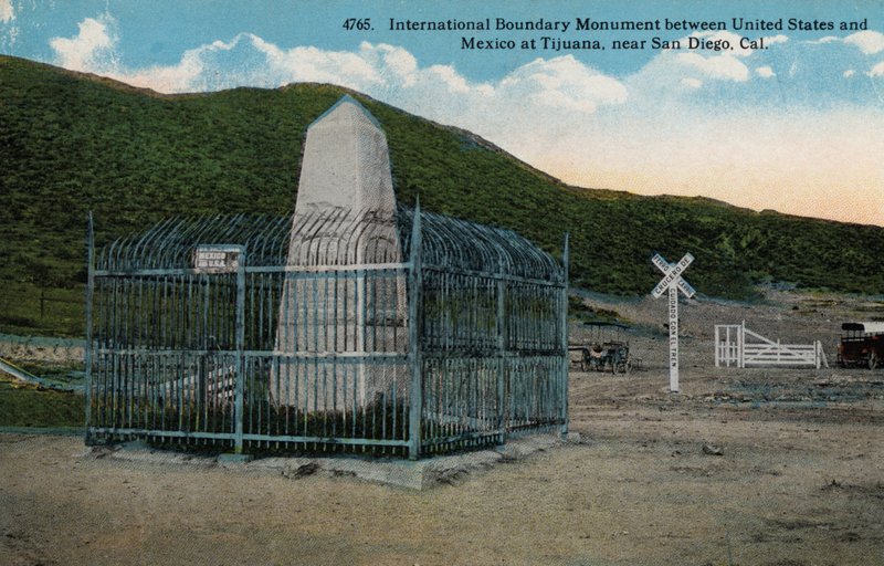 Monumento internacional de fronteira entre os Estados Unidos e o México em Tijuana, perto de San Diego, Califórnia (foto) de American Photographer (after)