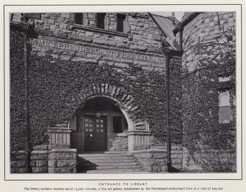 Jamestown, NY: Entrada na Biblioteca (foto a p/b) de American Photographer (after)