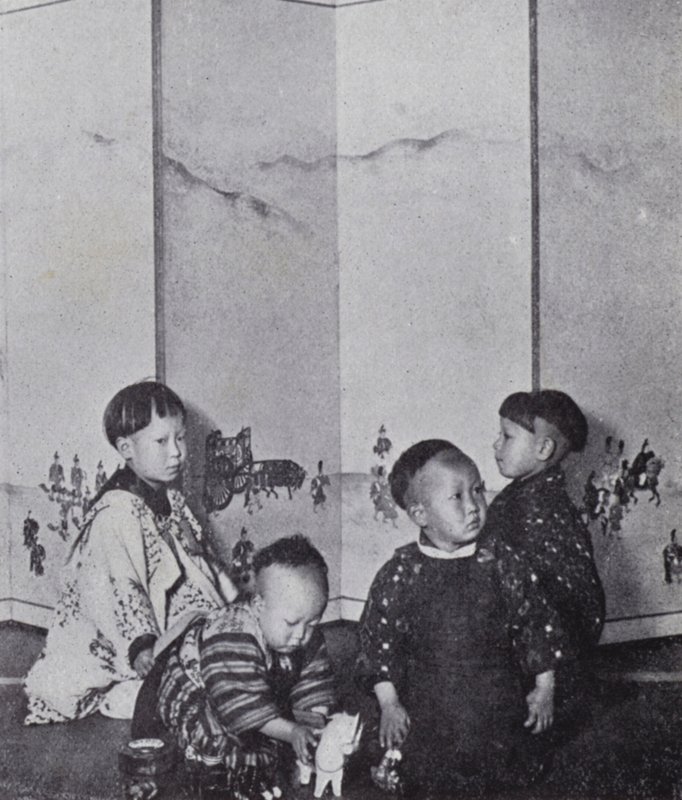 Bebês japoneses em jogo (foto a p/b) de American Photographer (after)