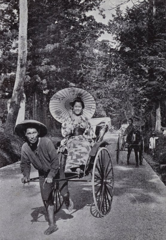 Meninas japonesas em jinrikshas (foto a p/b) de American Photographer (after)
