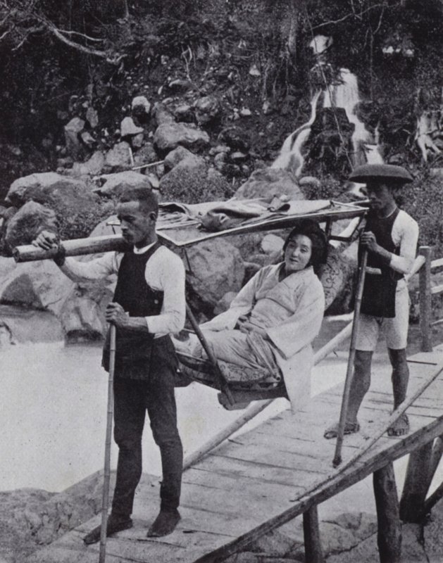 Mulher japonesa atravessando o rio Daiya perto de Nikko (foto a p/b) de American Photographer (after)