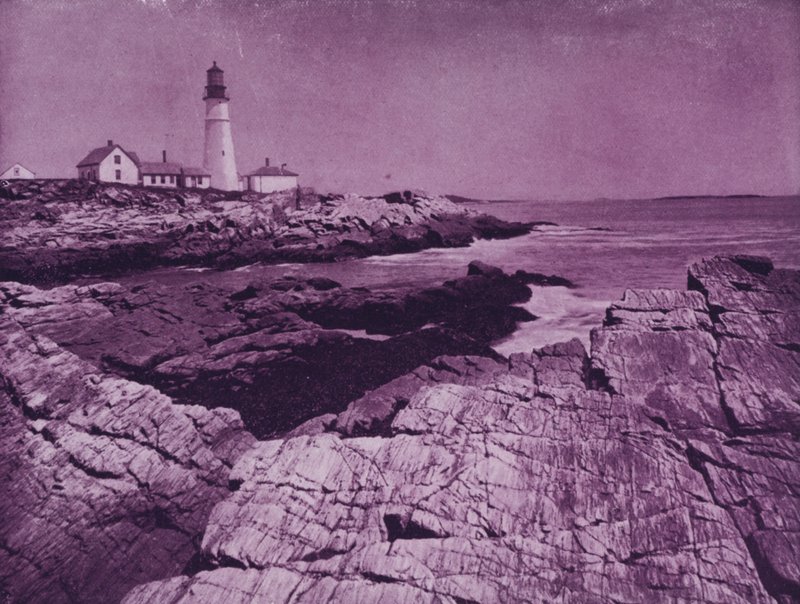 Casa de luz no Porto de Portland, Maine (foto a p/b) de American Photographer (after)
