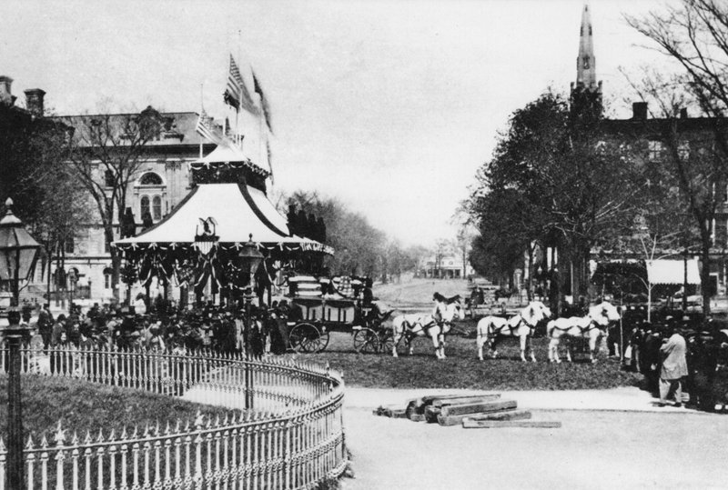 Deitado em estado, Presidente Abraham Lincoln, Cleveland, Ohio, Abril de 1865 (foto a p/b) de American Photographer (after)