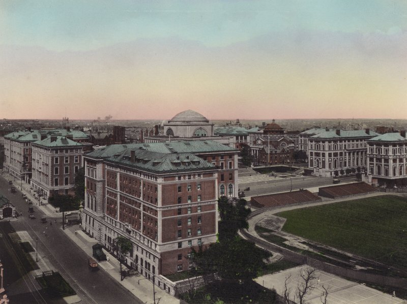 Nova lorque: Universidade de Columbia, Amsterdam Avenue e West 110th Street (foto) de American Photographer (after)