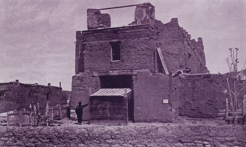 Antiga Igreja de São Miguel, Santa Fé, NM, construída de Adobe em 1550 (foto a p/b) de American Photographer (after)