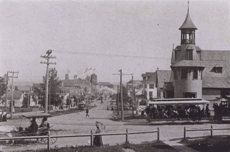 Old Orchard Beach, Maine: Pomar Velho olhando para a praia (foto a p/b) de American Photographer (after)