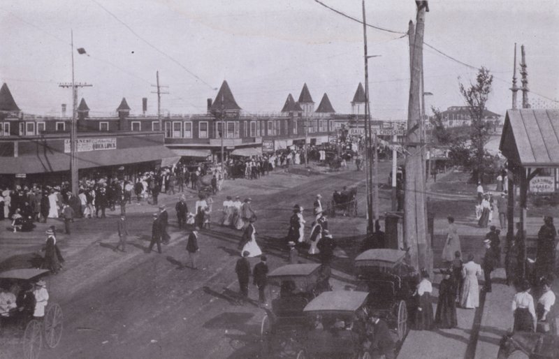 Old Orchard Beach, Maine: Cena perto do depósito (foto a p/b) de American Photographer (after)