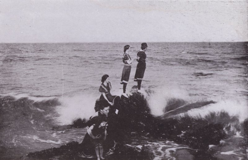 Old Orchard Beach, Maine: Surfe em Googins Rocks (foto a p/b) de American Photographer (after)