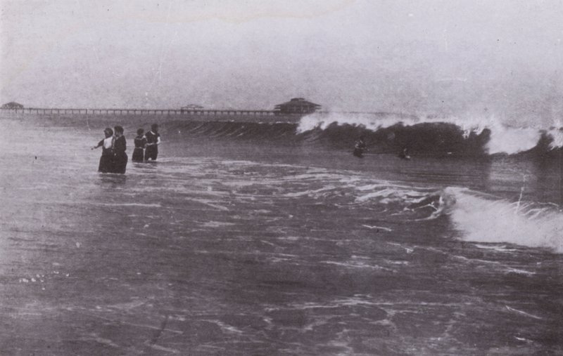 Old Orchard Beach, Maine: O surf (foto a p/b) de American Photographer (after)