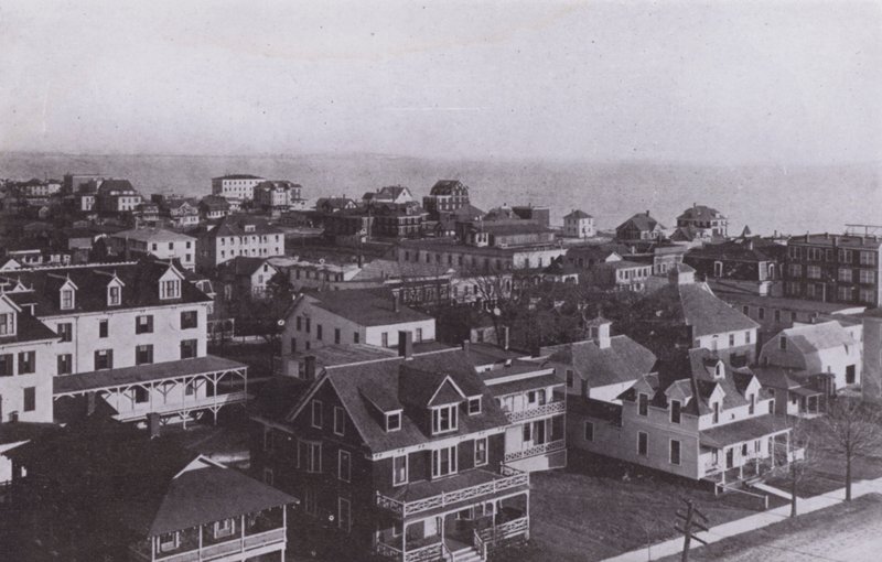 Old Orchard Beach, Maine: A aldeia olhando para leste da Casa do Velho Pomar (foto a p/b) de American Photographer (after)