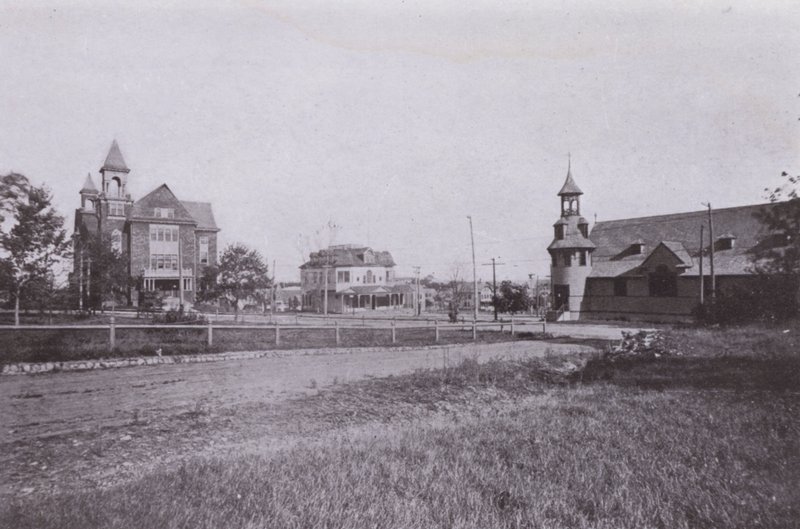 Old Orchard Beach, Maine: Câmara Municipal e Biblioteca Pública; Correios; Igreja RC de Santa Margarida (foto a p/b) de American Photographer (after)