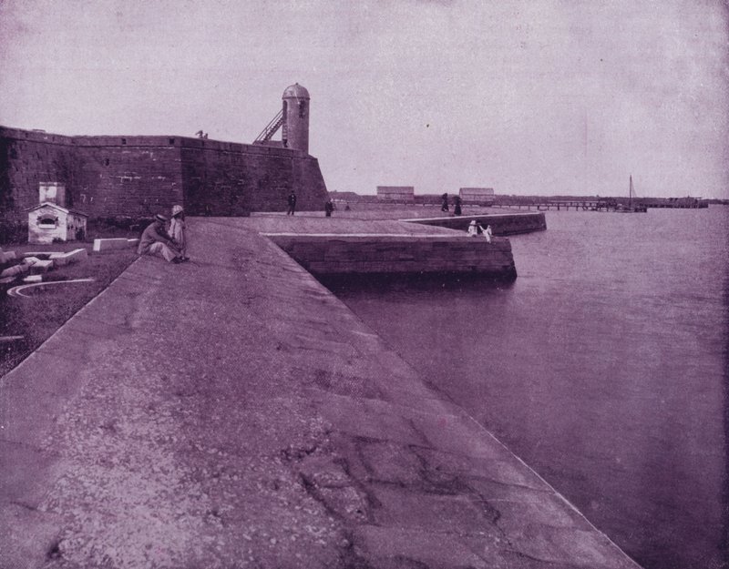Antigo forte e muro do mar em St Augustine, Florida (foto a p/b) de American Photographer (after)