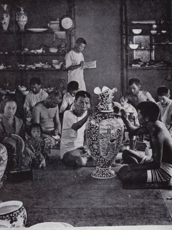 Decoradores de porcelana no trabalho, no notável Kinkosan Works at Awata, Kioto (foto a p/b) de American Photographer (after)