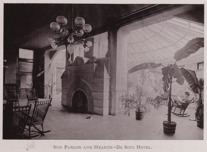 Sun Parlor and Hearth, De Soto Hotel (foto a p/b) de American Photographer (after)