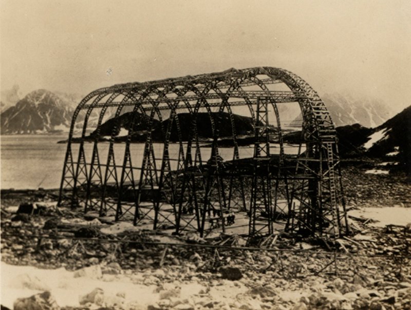 A América, um dirigível não rígido construído por Mutin Godard na França para Walter Wellmans tenta alcançar o Pólo Norte por via aérea. (foto a p/b) de American Photographer (after)