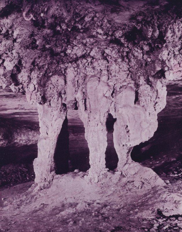 O Altar Nupcial, Caverna dos Mamutes (foto a p/b) de American Photographer (after)