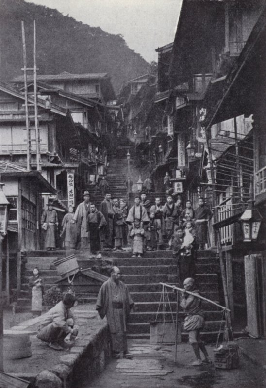 A rua principal em Ikao, uma aldeia de águas termais (foto a p/b) de American Photographer (after)