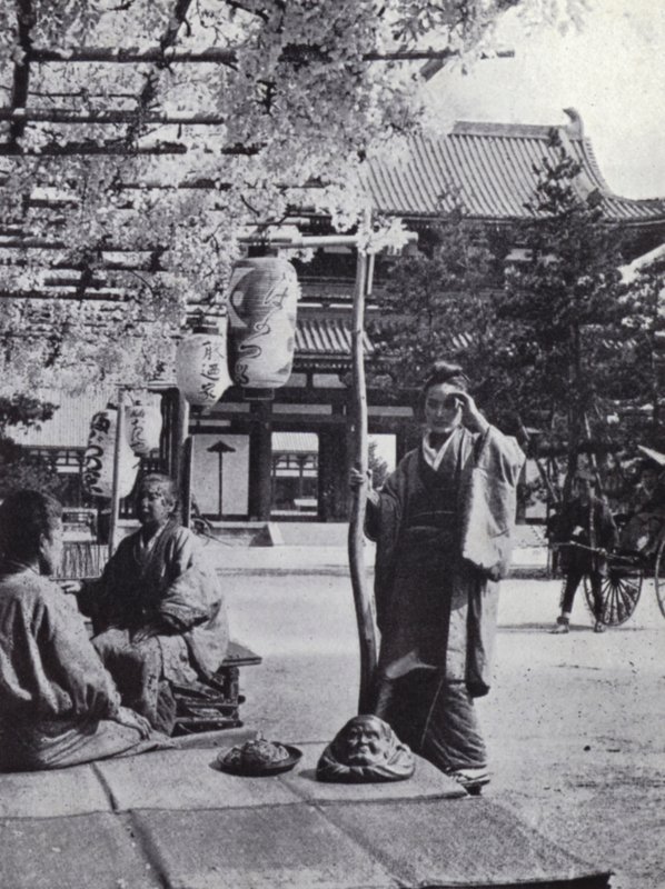 O alpendre de uma casa de chá Kioto (foto a p/b) de American Photographer (after)