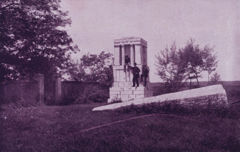 Túmulo sobre o túmulo da mãe de Washington, em Fredericksburg, Virgínia (foto a p/b) de American Photographer (after)