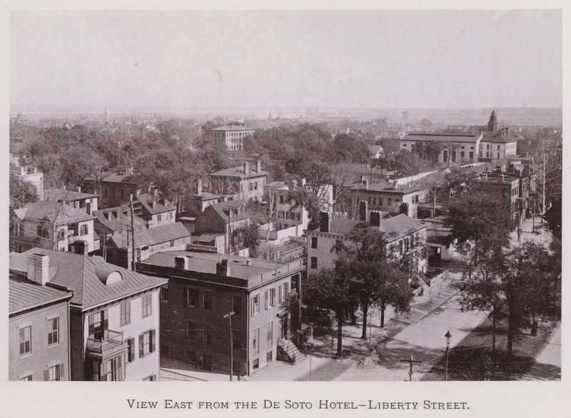 Vista leste do De Soto Hotel, Liberty Street (foto a p/b) de American Photographer (after)