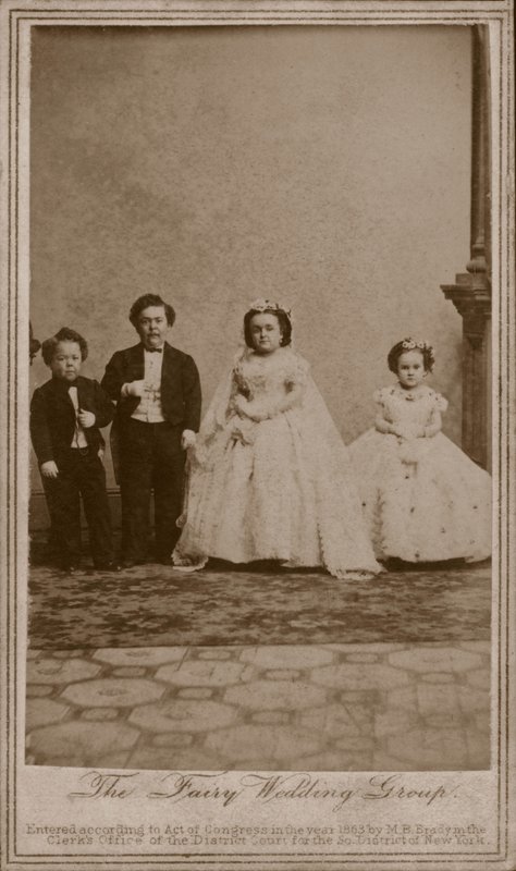 Fotografia de casamento de Charles Sherwood Stratton, humorista americano conhecido como General Tom Thumb, e sua esposa, Lavinia Warren. de American Photographer (after)