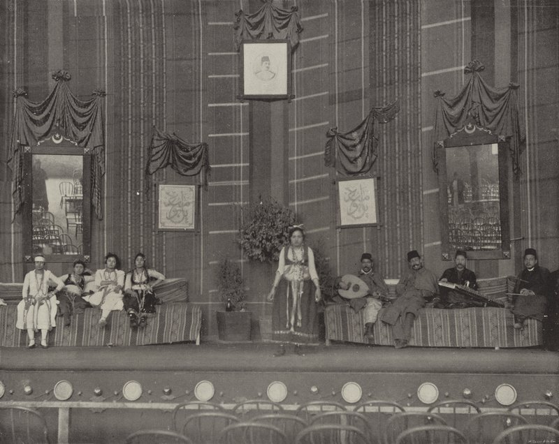 Uma dança na rua do teatro do Cairo de American Photographer