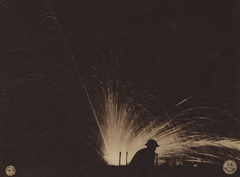 A América na Primeira Guerra Mundial: Explosão de uma bomba de fósforo (fotografia a preto e branco) de American Photographer