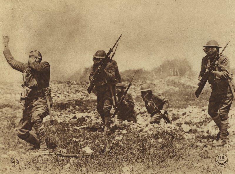 A América na Primeira Guerra Mundial: O perigo de ataques de gás foi incutido nos nossos homens por todos os meios, a fim de impor a obediência às ordens do exército relativas ao porte e uso de máscaras de gás (fotografia a preto e branco) de American Photographer