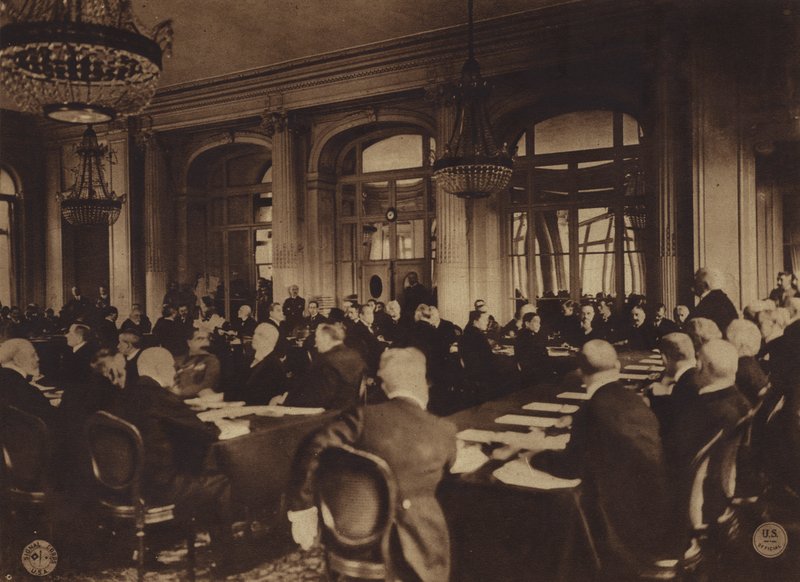 A América na Primeira Guerra Mundial: Georges Clemenceau, primeiro-ministro de França, entrega aos delegados alemães os termos de paz dos Aliados no Trianon Palace Hotel, Versalhes, 7 de maio de American Photographer