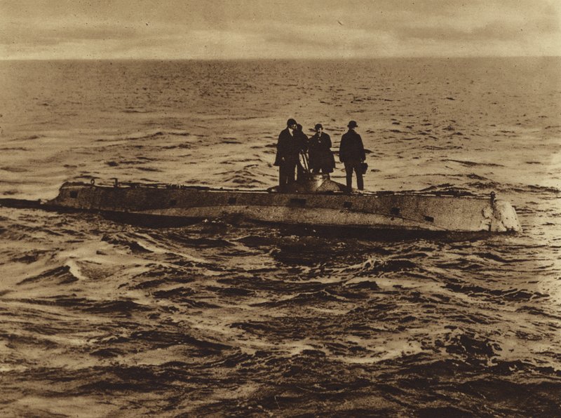 A América na Primeira Guerra Mundial: Protótipo do submarino moderno (fotografia a preto e branco) de American Photographer