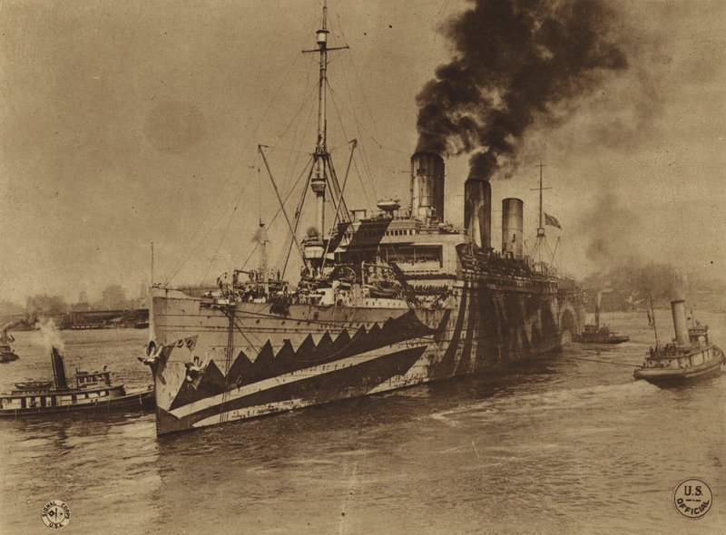 A América na Primeira Guerra Mundial: O "Leviathan", antigo navio de passageiros alemão "Vaterland", parte de Hoboken para França (fotografia a preto e branco) de American Photographer