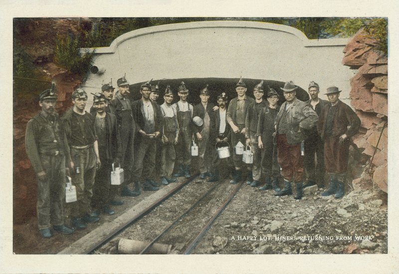 Exploração mineira americana: Um grupo feliz, mineiros a regressar do trabalho (fotografia a cores) de American Photographer