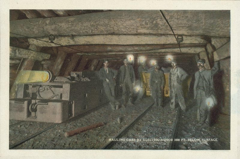 Exploração mineira americana: Transporte de carros com motor elétrico a 1000 pés abaixo da superfície (fotografia a cores) de American Photographer