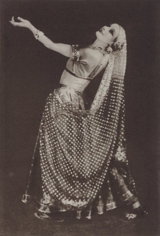 Ann Pavlova como Rhada em "Impressões Orientais" (fotografia a preto e branco) de American Photographer