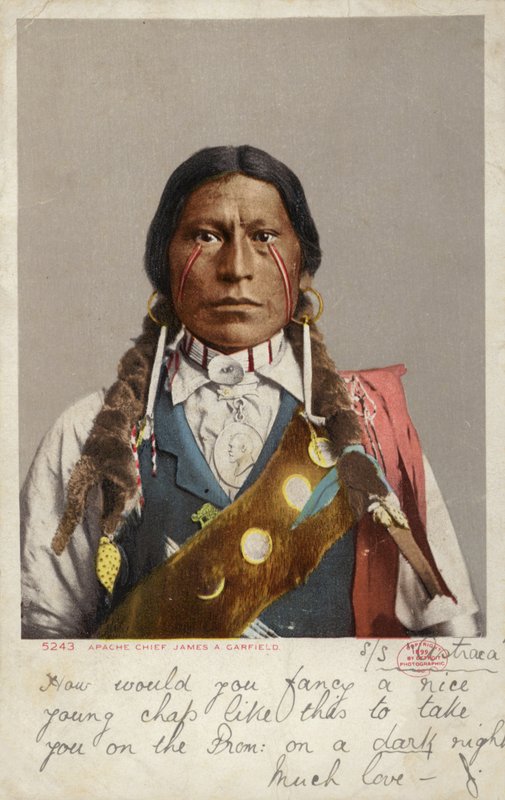 Chefe Apache James A Garfield (fotografia a preto e branco) de American Photographer