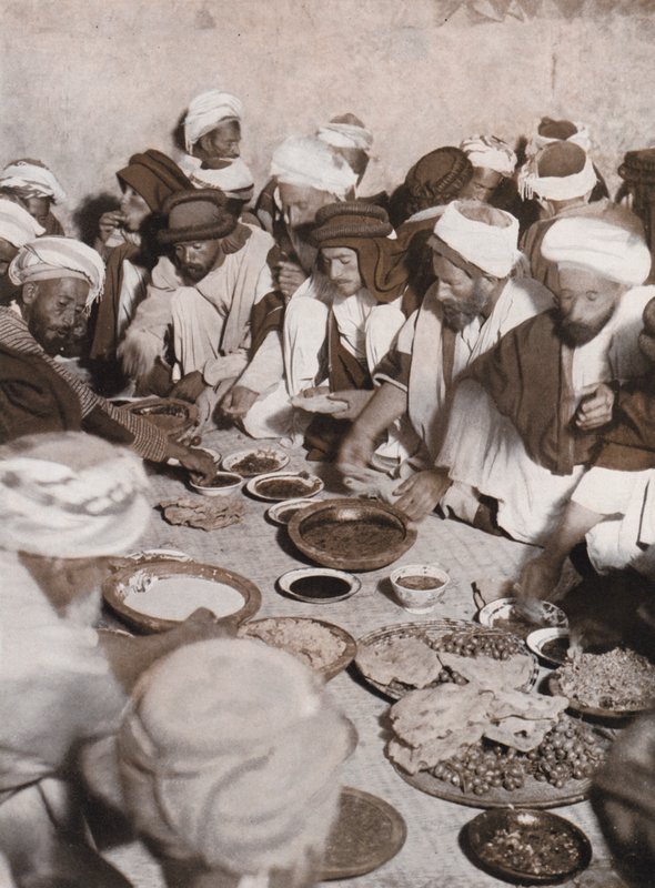 Aldeões árabes a comer uma refeição, Palestina (fotografia a preto e branco) de American Photographer