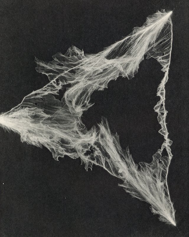 Relâmpagos artificiais produzidos em laboratório (fotografia a preto e branco) de American Photographer