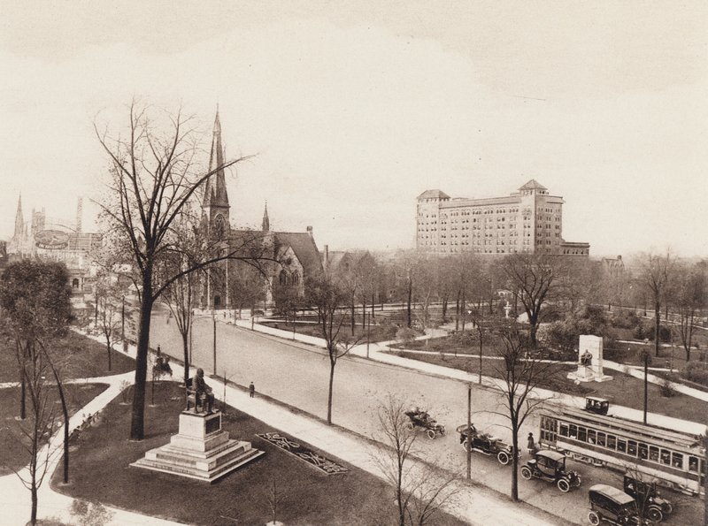 Vista panorâmica do Grand Circus Park, mostrando a Woodward Avenue, o Monumento Pingree, o Monumento Maybury, a Igreja Central M E e o Edifício YMCA, Detroit, Michigan (fotografia a preto e branco) de American Photographer